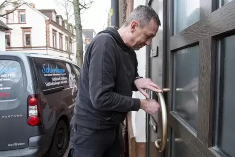 Schlüsseldienst-Mitarbeiter Frank Ganter beim Öffnen einer Haustür.
