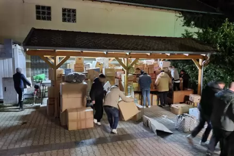 Ulu Moschee: Die Hilfsgüter in Kisten und Kartons zu verpacken, war für die Freiwilligen eine riesige Aufgabe.