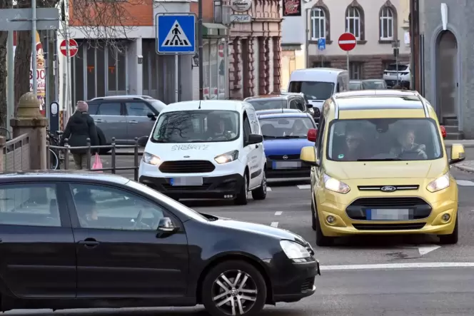 Glücklich, wer nach rechts abbiegen kann: die Kreuzung Kohlplatz/Ludwigstraße im Berufsverkehr am Donnerstag. Glücklich, wer nach rechts abbiegen kann: die Kreuzung Kohlplatz/Ludwigstraße im Berufsverkehr am Donnerstag.