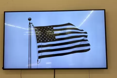 Zerfleddert: die US-Flagge nach dem Hurrikan Irma im Video von Julius von Bismarck.