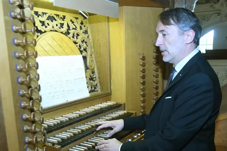 Der renommierte französische Kirchenmusiker Olivier Latry war 2022 Gast beim Orgelsommer und spielte in der Paulskirche auf der 