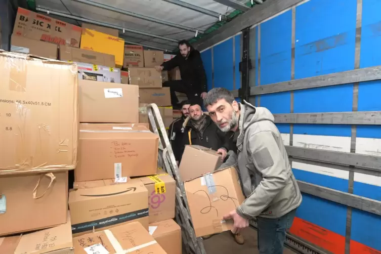  Packt die Hilfsgüter in seinen 40-Tonnen-Lkw: Hakan Binbasioglu. 