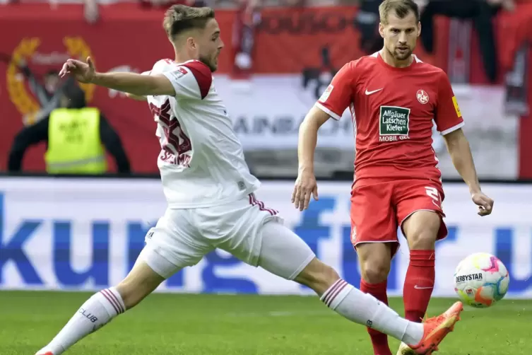 Feines Füßchen: Hendrick Zuck lupft den Ball über das Bein des Nürnbergers Lukas Schleimer. 