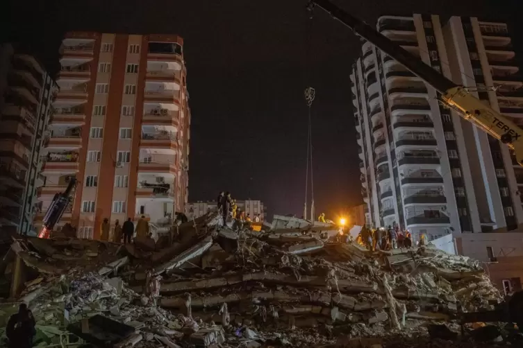 Zigtausende Gebäude im Katastrophengebiet, hier im türkischen Adana, sind unbewohnbar, andere stehen, als sei nichts geschehen. 