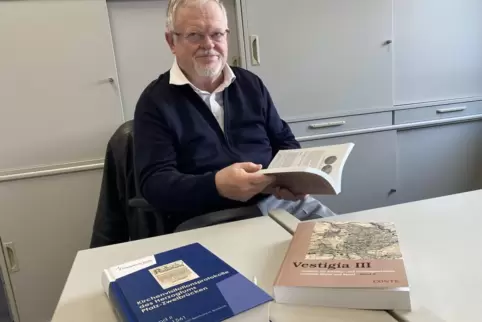 Bernhard Bonkhoff mit seinen jüngsten Buchveröffentlichungen. 