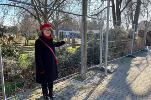 Die lückenhafte Sandsteinmauer am Maudacher Friedhof. Ihre Wiederherstellung liegt derzeit auf Eis.