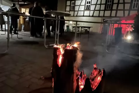 Mit Schwedenfeuer und Leckereien: Winterglühen für den guten Zweck. 
