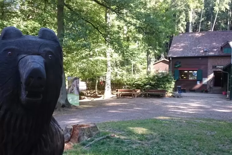 Ein Bär begrüßt die Gäste der Landauer Hütte.