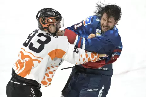 Handgreiflichkeit: Disput zwischen Adler Joe Cramarossa (rechts) und Spencer Machacek.