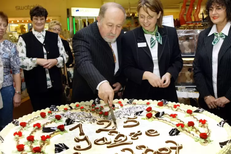 Alles Gute: Im Jahr 2004 schneidet Oberbürgermeister Werner Schineller zur 125-Jahr-Feier des Kaufhof-Konzerns eine Torte an. Re
