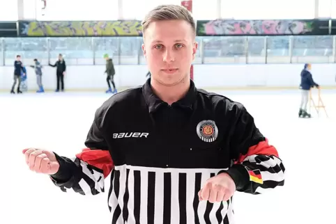 Referee Elia Schwebius zeigt das Zeichen für Haken. 