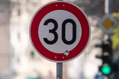 In der Maxdorfer Hauptstraße gilt Tempo 30 – aber nicht immer und auch nicht überall. 