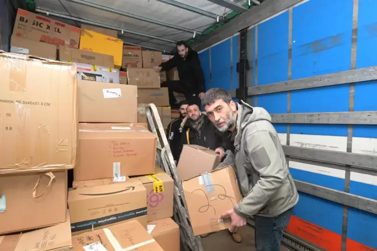 Packt die Hilfsgüter in seinen 40-Tonnen-Lkw: Hakan Binbasioglu. 