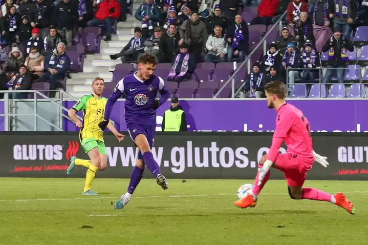 Der Anfang vom Ende der Serie: Omar Sijaric trifft zum 1:0 gegen Waldhof-Keeper Jan-Christoph Bartels. 