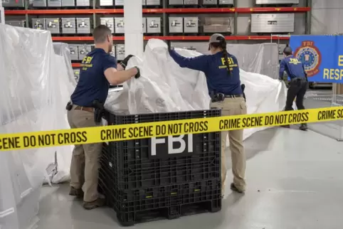 USA, Quantico: In diesem am 11.02.2023 vom FBI zur Verfügung gestellten Foto bearbeiten FBI-Spezialagenten, die dem Beweissicher