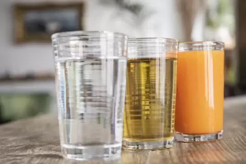 Wasser, Kräutertees und Gemüsesäfte sind oft Teil einer Fastenkur.
