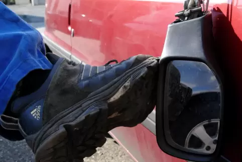 Zwei Spiegel an einem geparkten Auto gingen zu Bruch. 