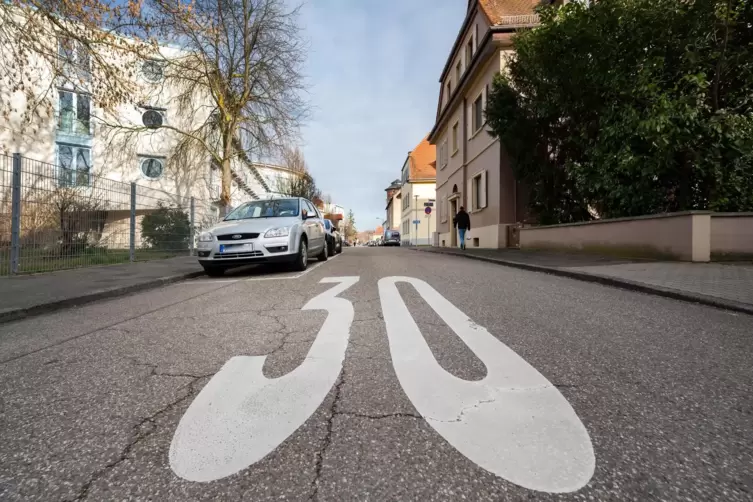 Runter vom Gas: In der Eichendorff-Straße ist für jeden Verkehrsteilnehmer klar ersichtlich, welche Höchstgeschwindigkeit gilt.