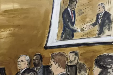 Genaro García Luna (links) auf einer Prozessskizze aus dem Gerichtssaal in Brooklyn. Auf dem Bildschirm oben ist er zusammen mit