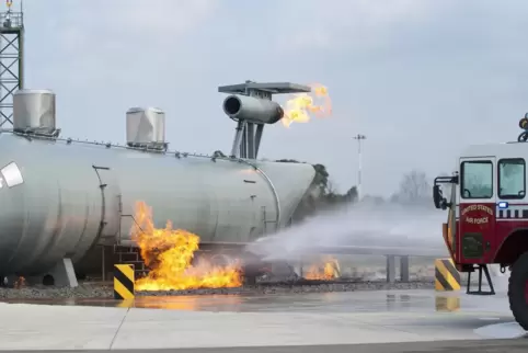 Das Löschen von Flugzeugbränden gehört zu den Aufgaben der Feuerwehrkräfte, die auf der Airbase stationiert sind. 