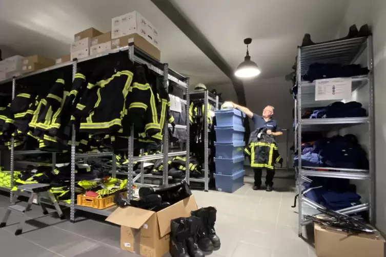 Helm, Jacke, Hose, Handschuhe – die Kleiderkammer in Herschweiler-Pettersheim ist gefüllt mit Ersatzkleidung. Denn Einsatzkräfte