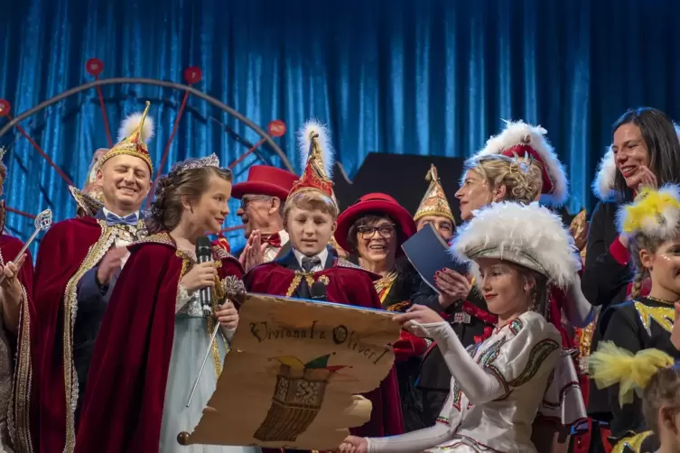 Das Kinderprinzenpaar Viviana I. und Oliver I. h&auml;lt Hof.