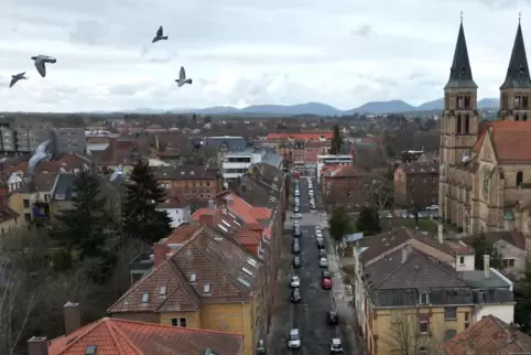 Stein des Anstoßes: die Glacisstraße mit der angrenzenden Marienkirche. 