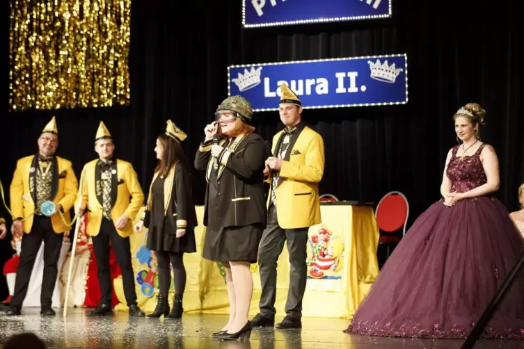 Prinzessin Laura II. (ganz rechts) feiert selbstverständlich mit, wenn der Carneval- und Unterhaltungsverein Landstuhl zur Prunk