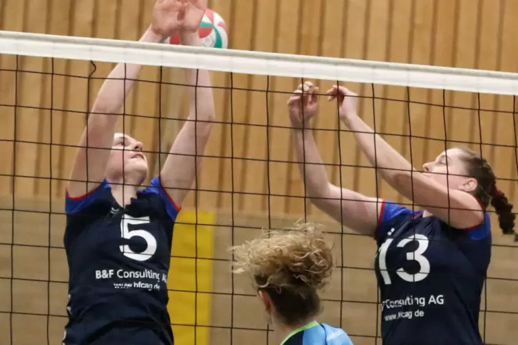 Wer springt höher? Selina Söhner (links) und Anna Sowinska-Ciolek im Spiel gegen Mainz-Gonsenheim. 
