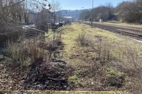 Auf dem 900 Quadratmeter großen Gelände südlich des Rockenhausener Bahnhofs sollen 27 Pkw-Stellflächen angelegt werden. Auf dem 900 Quadratmeter großen Gelände südlich des Rockenhausener Bahnhofs sollen 27 Pkw-Stellflächen angelegt werden.