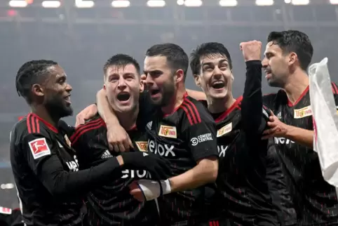 Robin Knoche (Zweiter von links), bejubelt sein Tor mit Jordan (links), Niko Gießelmann (Mitte), Diogo Leite und Rani Khedira 