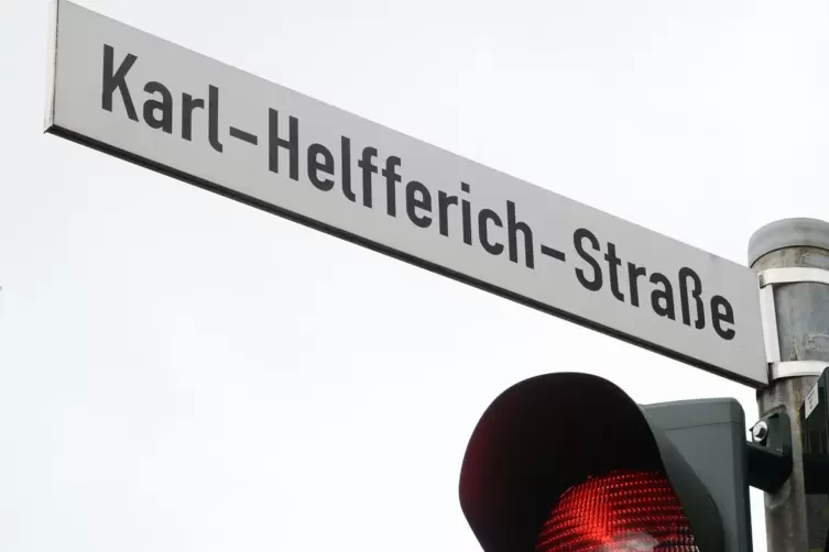 Die Pfalzbankstraße war im April 1933 vom nationalsozialistisch dominierten Stadtrat in Karl-Helfferich-Straße umbenannt worden.