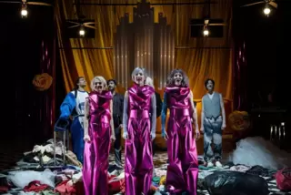 Brecht-Parabel mit Revue-Finale: Ragna Pitoll, Annemarie Brüntjen und Jessica Higgins.