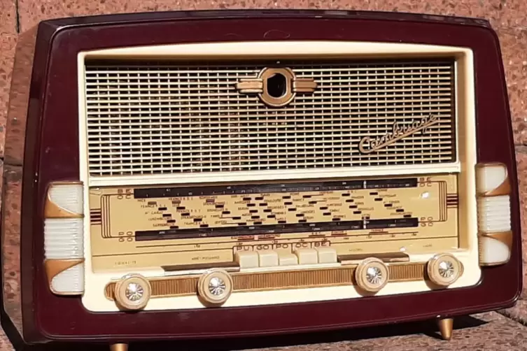 Ein Schmuckstück: Röhrenradio mit der Typenbezeichnung „Cambriage Typ T 60“.
