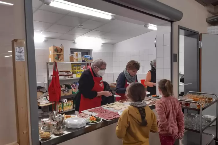 Ehrenamtliche sind täglich von 6.30 bis 9 Uhr an der Grundschule im Pilgerpfad in der Küche und an der Ausgabetheke im Einsatz .