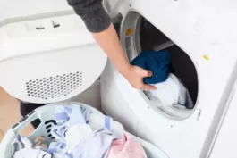 Ist die Wäsche schon recht trocken, wenn man sie aus der Waschmaschine holt, verbraucht der Trockner danach weniger Strom. 