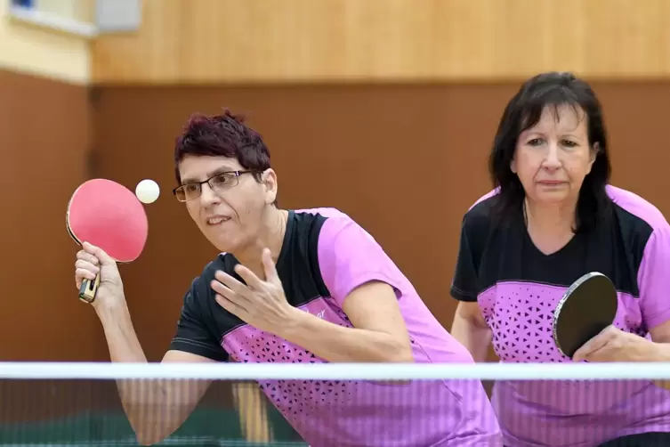 Silke Ermel (links, hier in einem früheren Spiel mit Partnerin Christel Diefenbach) spielt nicht nur Tischtennis, bringt sich au