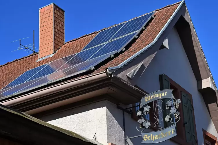 Um diese Photovoltaikmodule auf dem Dach des Weinguts geht es in dem Streit. 