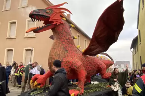 Starke Zugnummer: ein feuerspeiender Drache. 