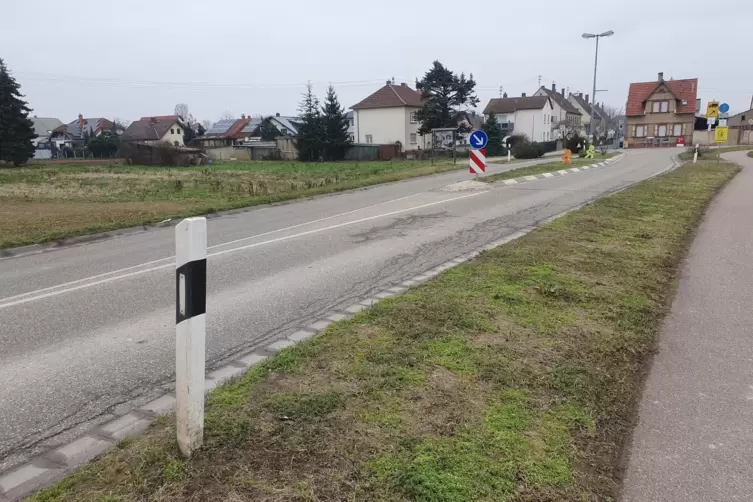 An der Stra&szlig;e von und nach Schauernheim haben die Diebe ganze Arbeit geleistet und die Halterung aus dem Boden gerissen. 