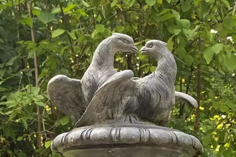 Turteltäubchen küssen sich: Eine Skulptur im Schwetzinger Schlosspark. 