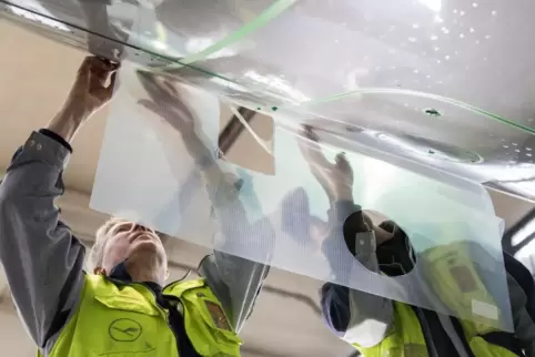Aufbringung der Aeroshark-Folie an Lufthansa-Flugzeug. Foto: LH Group