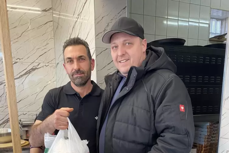 Viel zu tun: Mehmet Kandil (links) gibt Marco Laubersheimer seine Bestellung. Mit den Einnahmen werden Erdbebenopfer unterstützt
