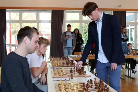 Schach-Großmeister Vincent Keymer (rechts) im November 2022 beim Simultanturnier in Schifferstadt.