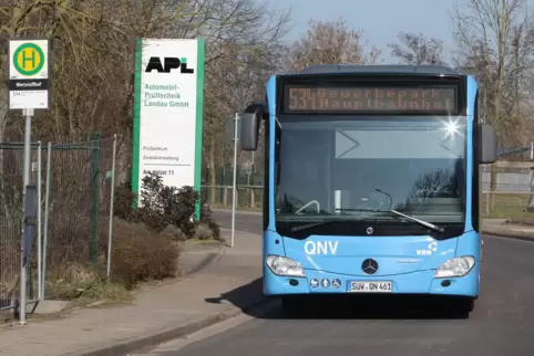 Ein Bus der Linie 540 im Gewerbegebiet Mörlheim. 