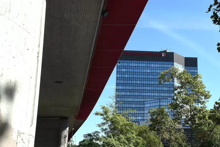 Sowohl die Hochstra&szlig;e Nord als auch das Rathaus sollen abgerissen werden. 