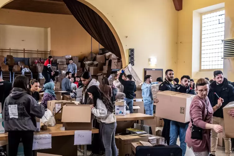 Rege Betriebsamkeit in der Bischheimer Halle: Viele Helfer hatten alle H&auml;nde voll zu tun. 
