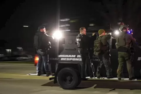 Ersthelfer sind nach Schüssen auf dem Campus der Michigan State University vor Ort. 