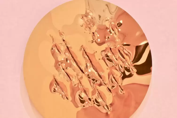 John Franzen: „Creation is Destruction“ (2022), Axthiebe auf Stahl, mit goldenem Titan beschichtet, spiegelnd poliert