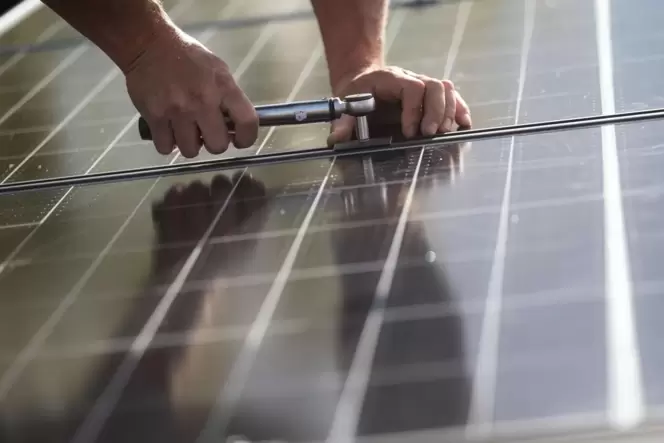 Ein Ziel: Dächer städtischer Gebäude und Einrichtungen mit Solaranalagen bestücken. Ein Ziel: Dächer städtischer Gebäude und Einrichtungen mit Solaranalagen bestücken.